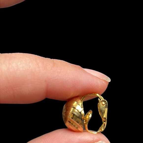 Vintage Clip-on Earrings Gold Tone Base Metal Round Swirled Stud 0.25" Diameter - Picture 6 of 7